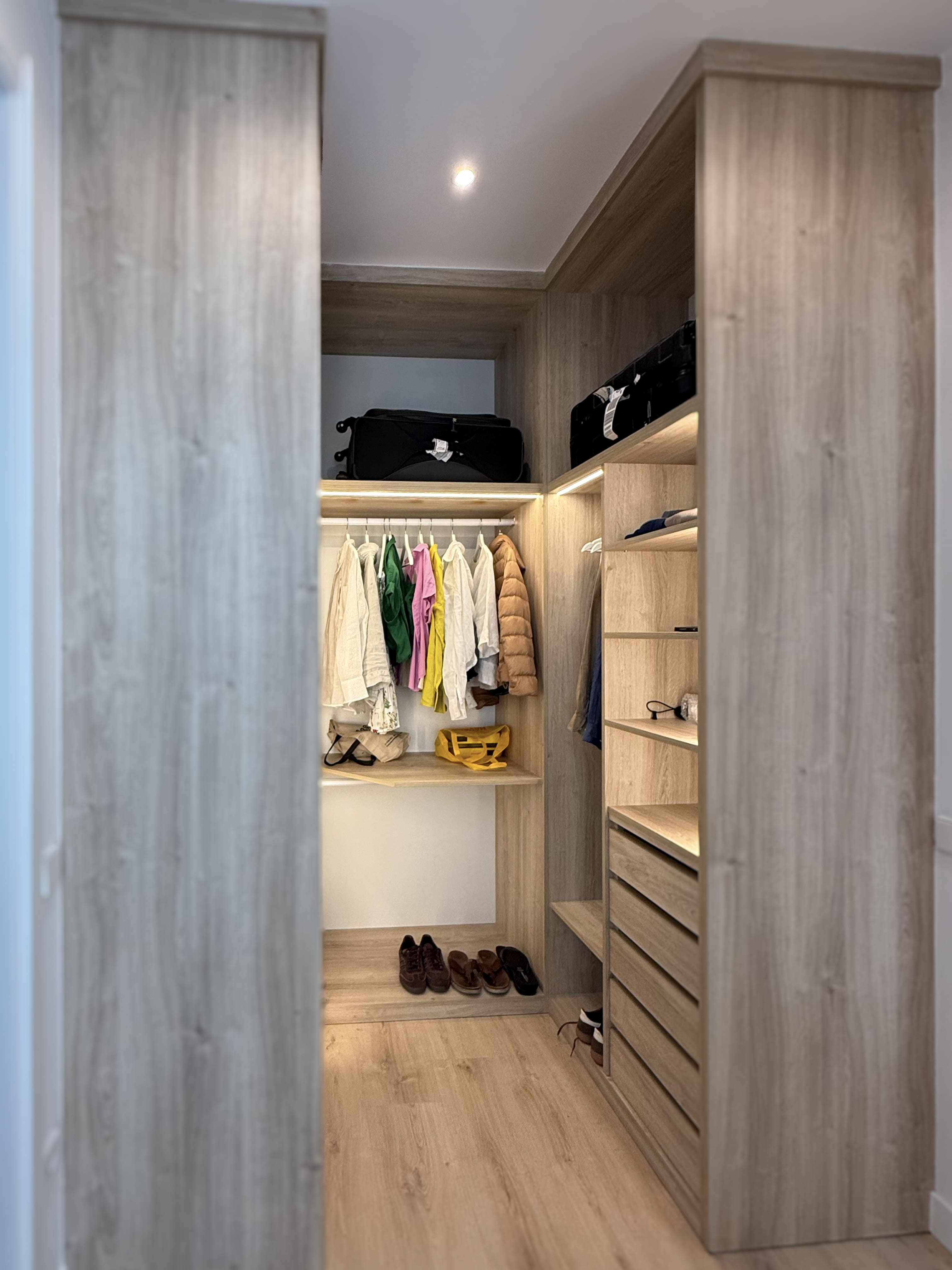 ¿Cuánto cuesta un vestidor a medida? El valor de un diseño exclusivo 1 Vestidor en U hecho a medida con barra de colgar, baldas y cajonera